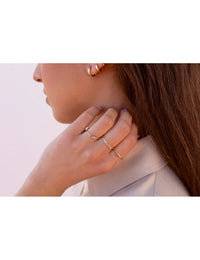 Anillo fino de circonitas en talla baguette engastadas en barra