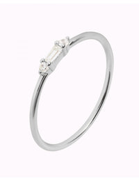 Anillo fino con circonitas pequeñas en talla baguette y redonda