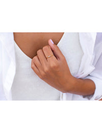 Anillo fino con circonitas pequeñas en talla baguette y redonda