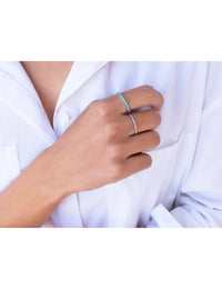 Anillo con circonitas de color turquesa engastadas en bezel