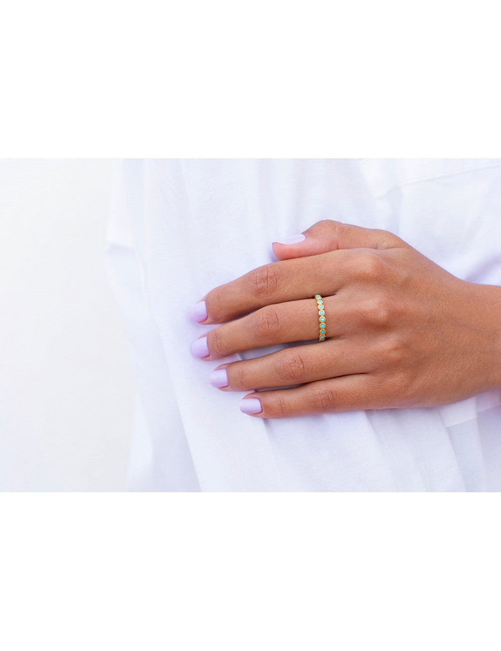 Anillo con circonitas de color turquesa engastadas en bezel