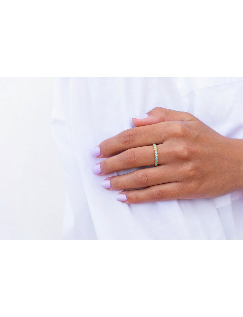 Anillo con circonitas de color turquesa engastadas en bezel