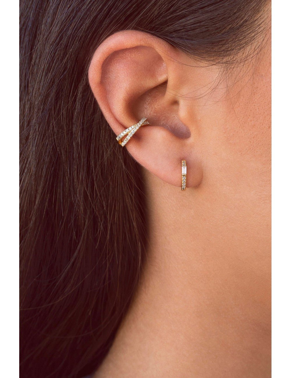 Pendientes de aro huggie con circonitas en baguette y pavé