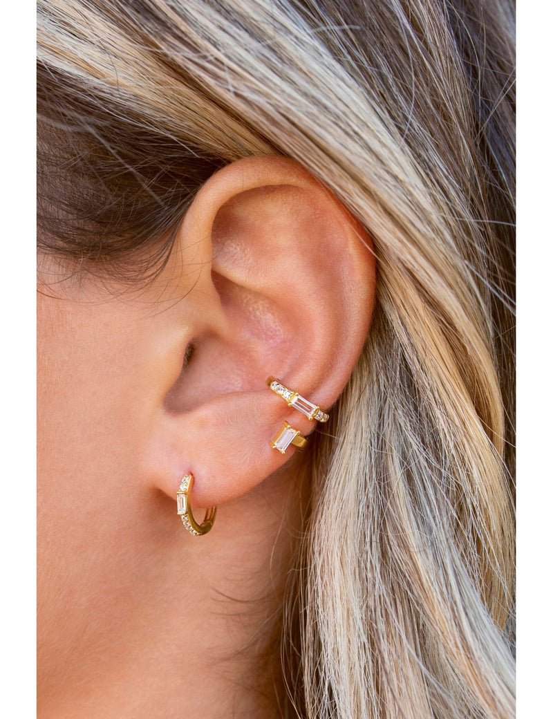 Pendientes de aro huggie con circonitas en baguette y pavé