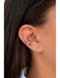 Pendientes de aro huggie con circonitas en baguette y pavé