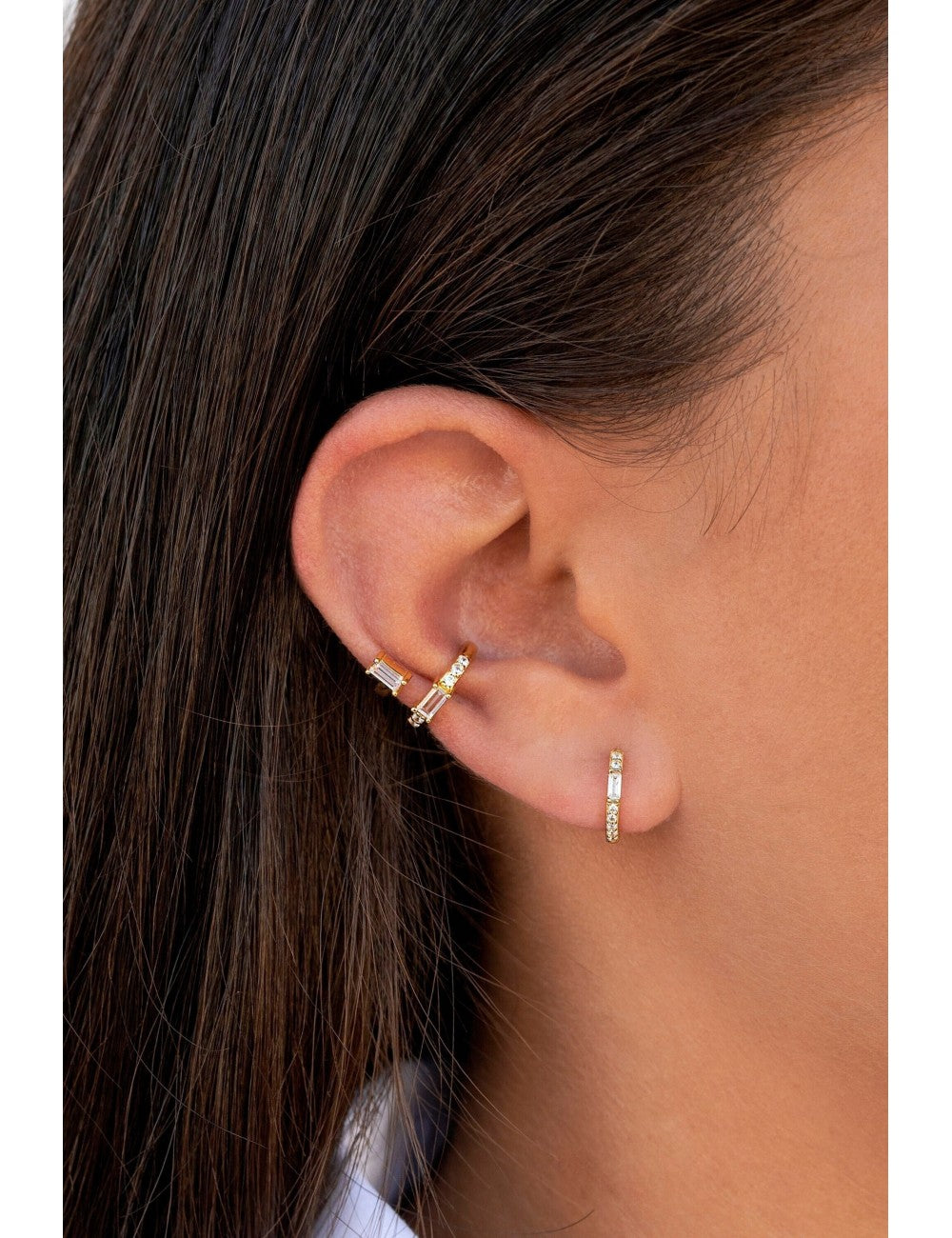 Pendientes de aro huggie con circonitas en baguette y pavé