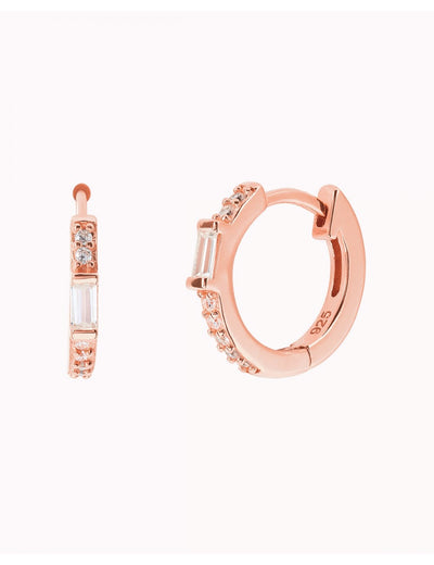 Pendientes de aro huggie con circonitas en baguette y pavé