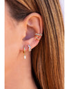 Pendientes de aro huggie con charm de circonita en talla baguette