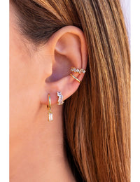 Pendientes de aro huggie con charm de circonita en talla baguette