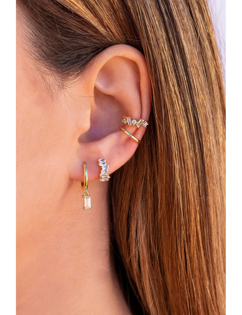 Pendientes de aro huggie con charm de circonita en talla baguette