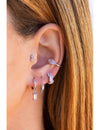 Pendientes de aro huggie con charm de circonita en talla baguette