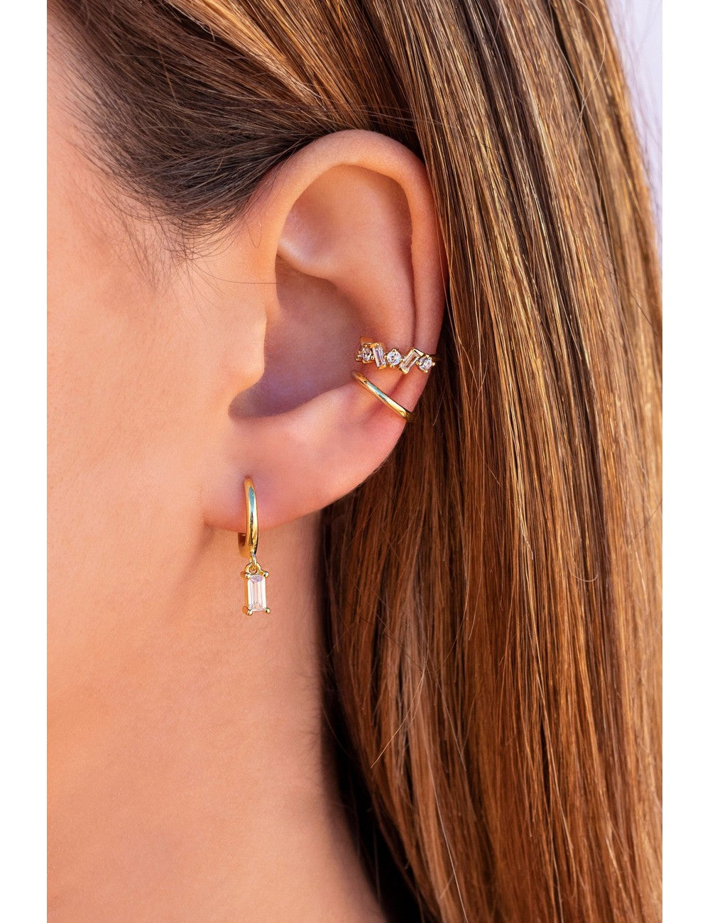 Pendientes de aro huggie con charm de circonita en talla baguette