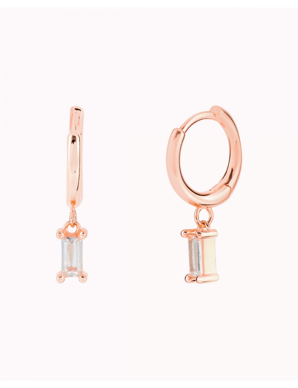 Pendientes de aro huggie con charm de circonita en talla baguette