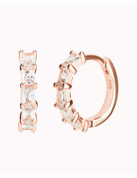 Boucles d'oreilles créoles Huggie avec zircones cubiques taille baguette