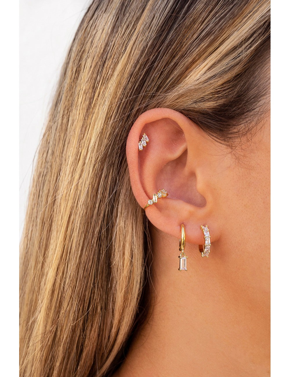 Boucles d'oreilles créoles Huggie avec zircones cubiques taille baguette