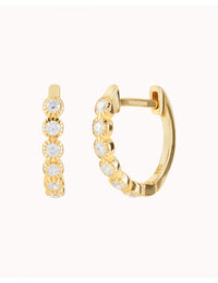 Pendientes de aro huggie con circonitas en talla redonda