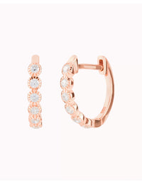 Pendientes de aro huggie con circonitas en talla redonda