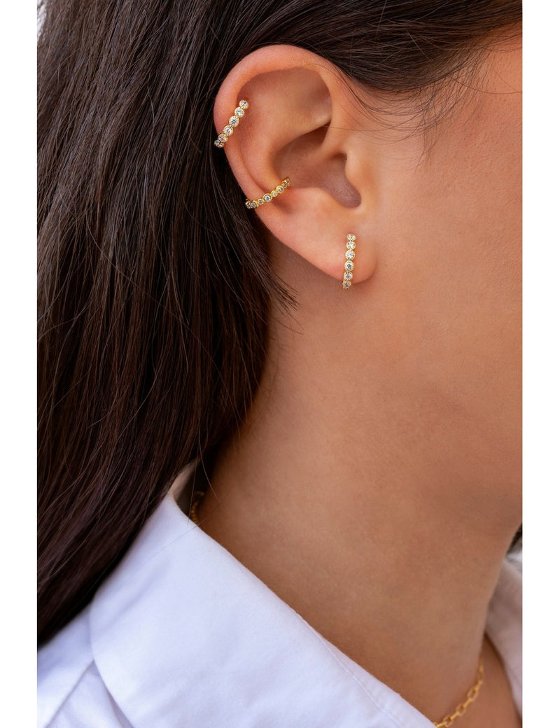 Pendientes de aro huggie con circonitas en talla redonda