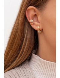Boucles d'oreilles créoles Huggie avec breloques en forme de triangle et zircones cubiques