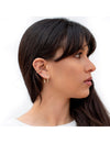 Boucles d'oreilles créoles Huggie avec breloques en forme de triangle et zircones cubiques