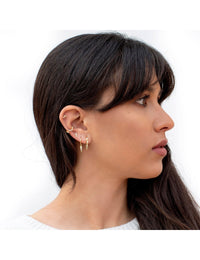 Boucles d'oreilles créoles Huggie avec breloques en forme de triangle et zircones cubiques