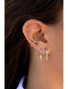Boucles d'oreilles créoles Huggie avec breloques en forme de triangle et zircones cubiques