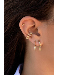 Boucles d'oreilles créoles Huggie avec breloques en forme de triangle et zircones cubiques