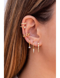 Boucles d'oreilles créoles Huggie avec breloques en forme de triangle et zircones cubiques