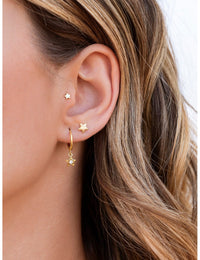 Pendientes stud minimalistas en forma de estrella - Tamaño mediano