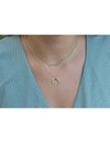 Collar con colgante en forma de luna invertida
