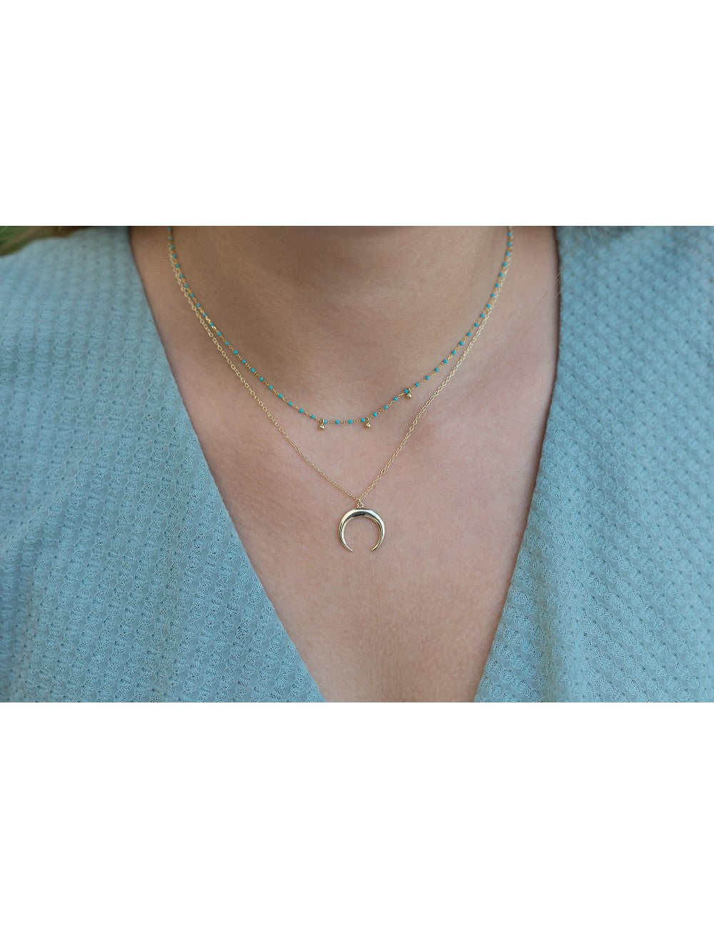 Collar con colgante en forma de luna invertida