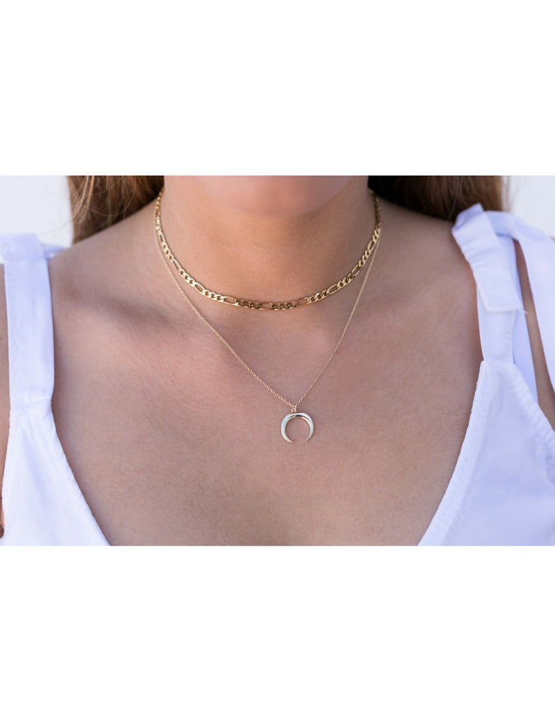 Collar con colgante en forma de luna invertida