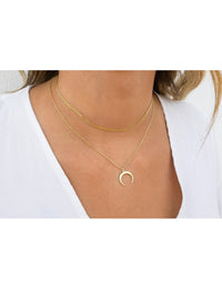 Collar con colgante en forma de luna invertida