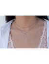 Collar con colgante en forma de luna invertida