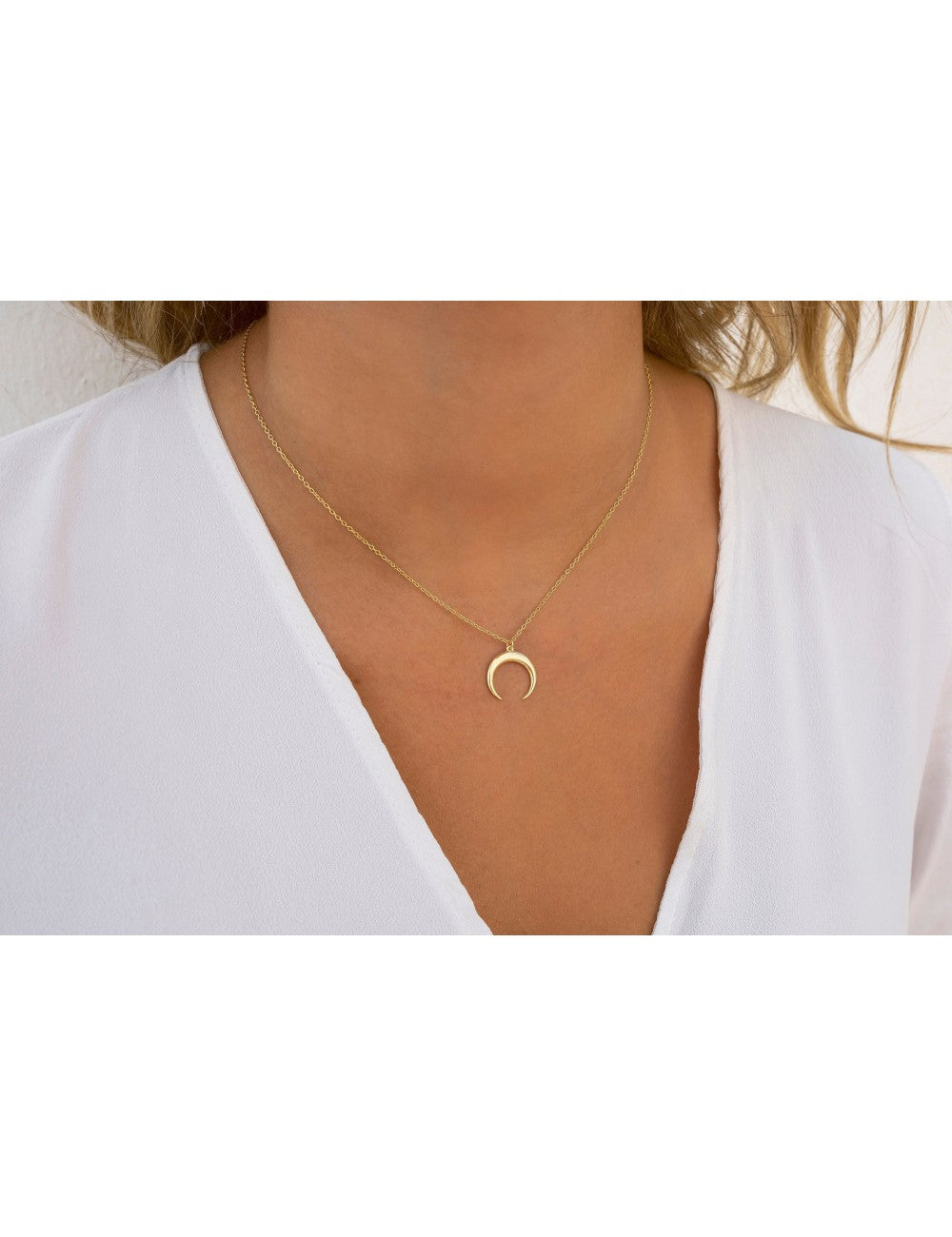 Collar con colgante en forma de luna invertida