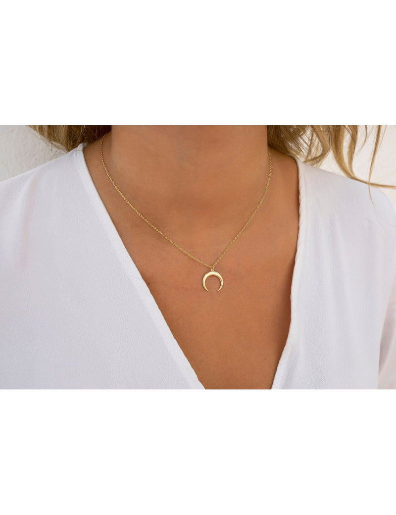 Collar con colgante en forma de luna invertida
