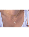 Collar con colgante en forma de luna invertida
