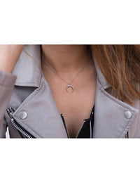 Collar con colgante en forma de luna invertida