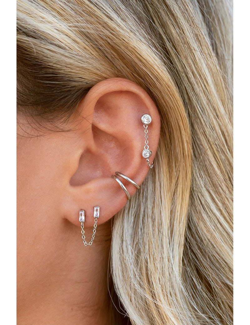 Boucles d'oreilles à tige avec chaîne suspendue et zircons taille ronde sertis en lunette